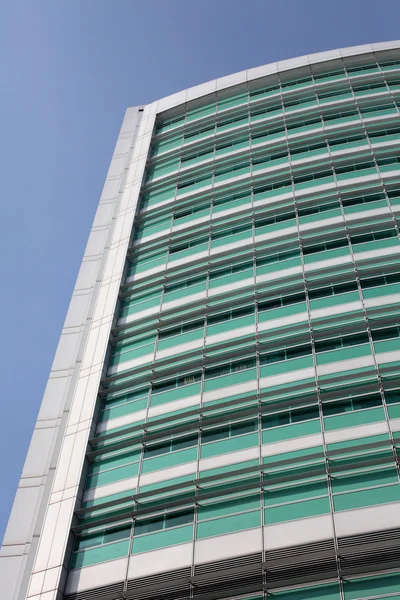 Elegante ospedale nel centro di Londra con finestre verdi — Foto Stock