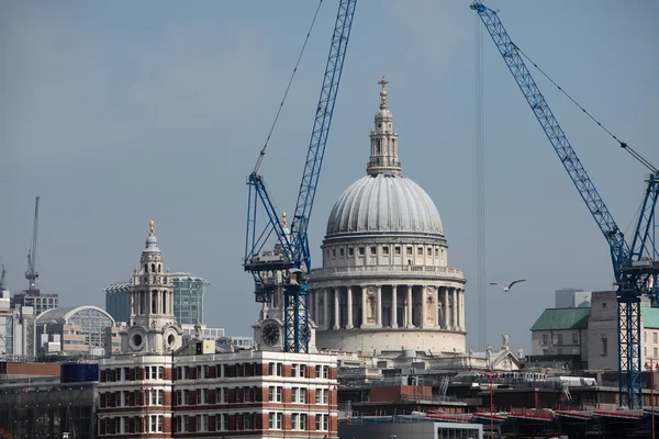 Собор Святого Павла в Лондоне, окруженный кранами — стоковое фото