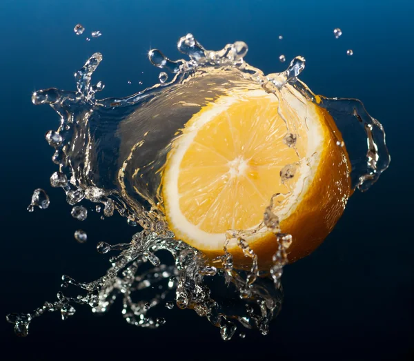 Lemon in water — Stock Photo, Image