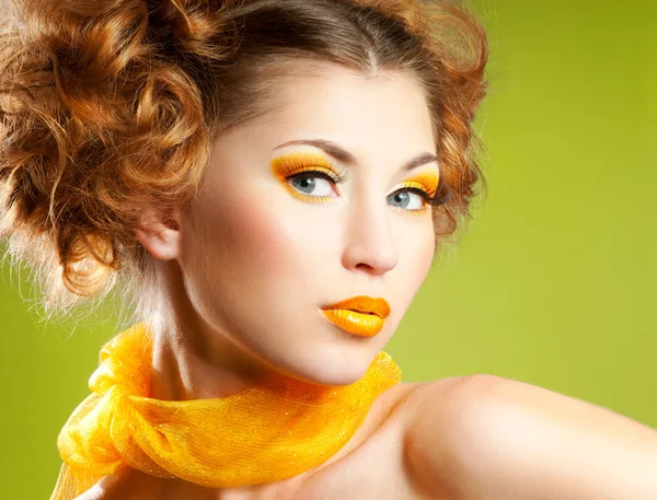 Vrouw met gele make-up — Stockfoto