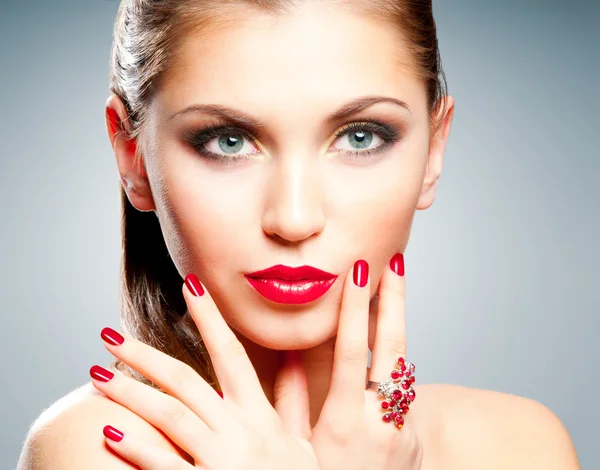Mujer con labios rojos y manicura — Foto de Stock