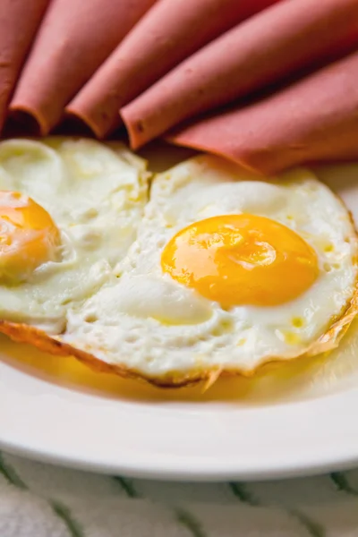 Frühstück, Eier, Rindfleisch Mortadella lizenzfreie Stockbilder
