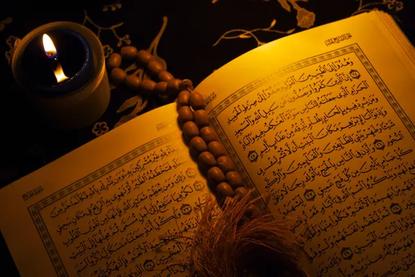 Holy book with rosary — Stock Photo, Image