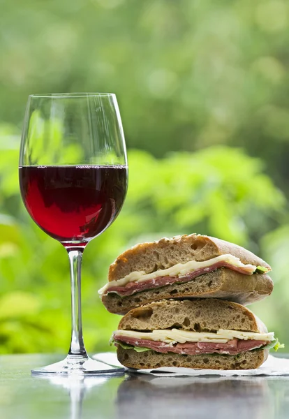 Вино и сэндвич — стоковое фото