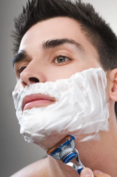 Afeitado hombre — Foto de Stock