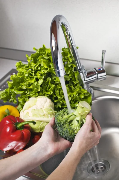 清洗蔬菜 — 图库照片