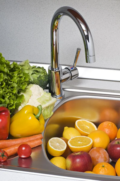 Tvättning av grönsaker — Stockfoto