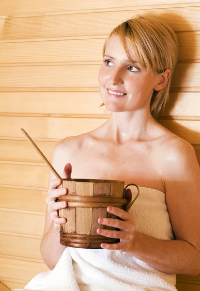 Meisje in sauna — Stockfoto
