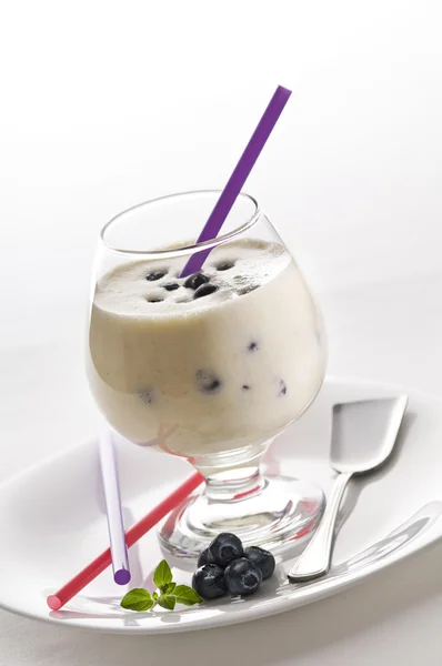 Черничный молочный коктейль — стоковое фото