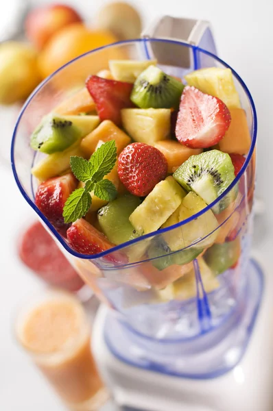 Frutta in frullatore — Foto Stock