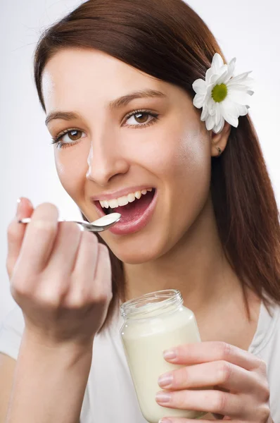 Comer iogurte — Fotografia de Stock