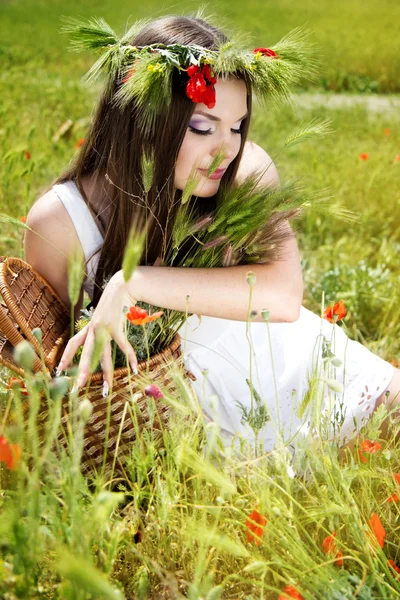 Pretty fashion girl on the nature — Stock Photo, Image