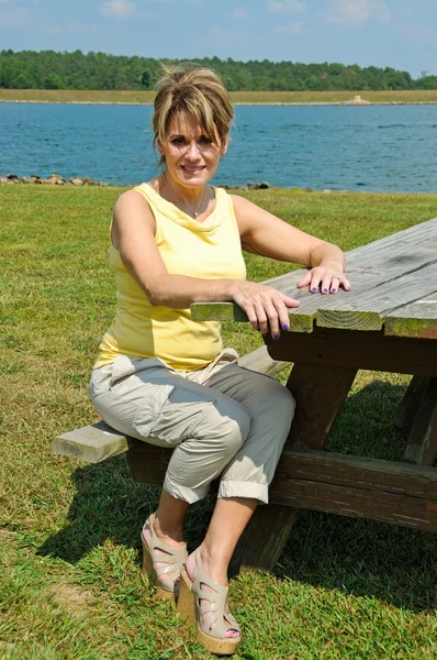 Женщина за столом для пикника — стоковое фото