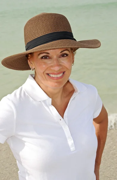 Attraktiv kvinna klädd sommar hatt — Stockfoto