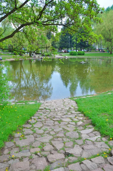 Route en pierre vers un étang — Photo