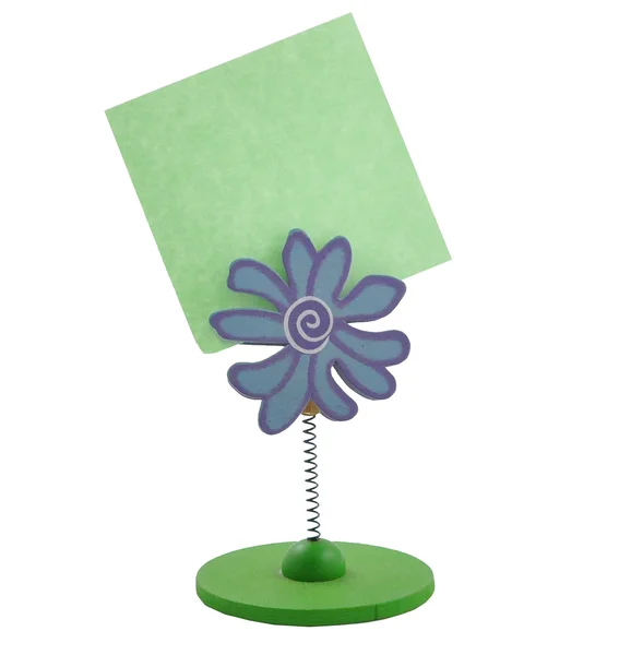 Papel de nota verde sobre flores de suporte de fundo branco — Fotografia de Stock