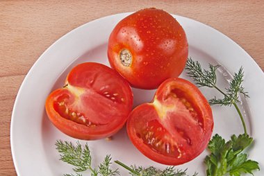 twee tomaten op een witte plaat