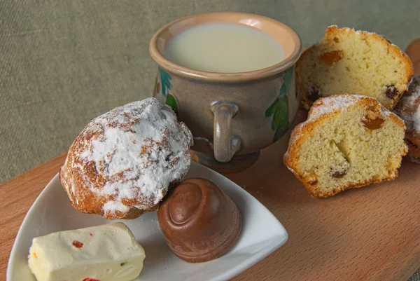 Fruitcakes, sweets, a mug with milk — Stock Photo, Image