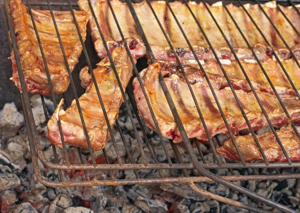 Bitar av fläsk kanter med kött i en bar på kolen — Stockfoto