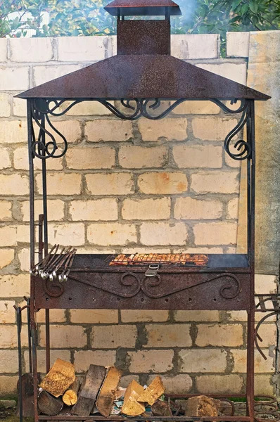 Vieux mangal rouillé avec une cheminée Photo De Stock