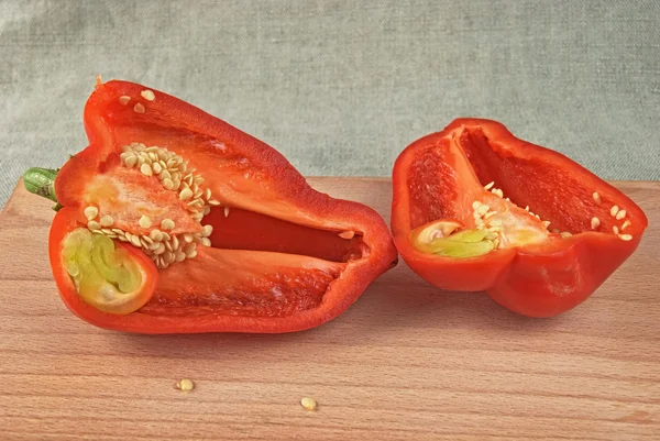 Duas metades de pimenta vermelha doce — Fotografia de Stock