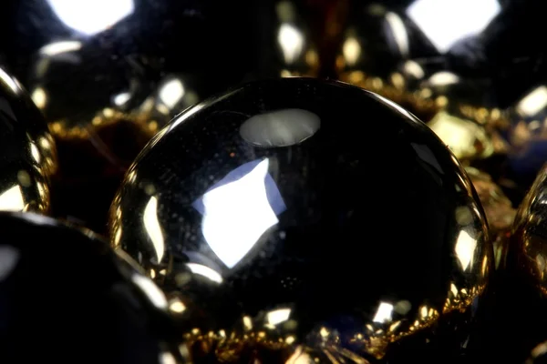 Reflexão esfera de Natal dourado — Fotografia de Stock