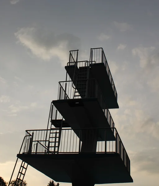 Skoczyć z wieży w lido — Zdjęcie stockowe
