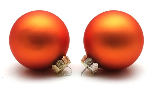 オレンジ色のクリスマスの球の分離 — ストック写真