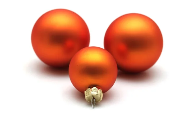 Yalıtılmış turuncu christmas küreler — Stok fotoğraf