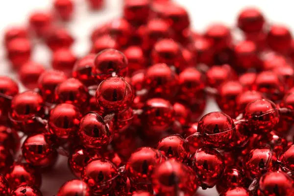 Isolierten roten perlen — Stockfoto
