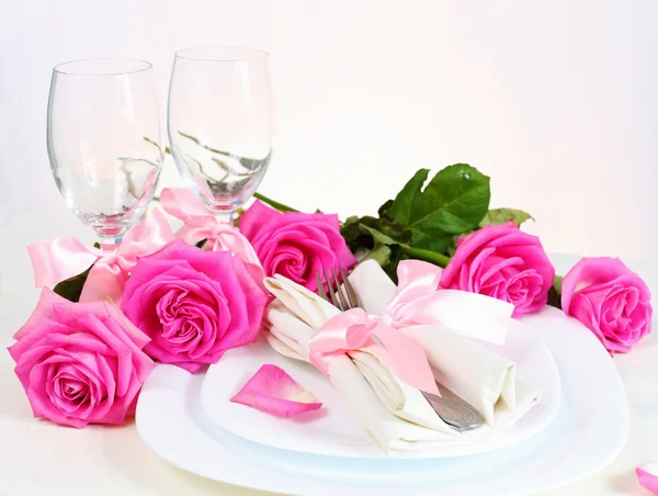 Romantisches Abendessen zu zweit in rosa Stockfoto