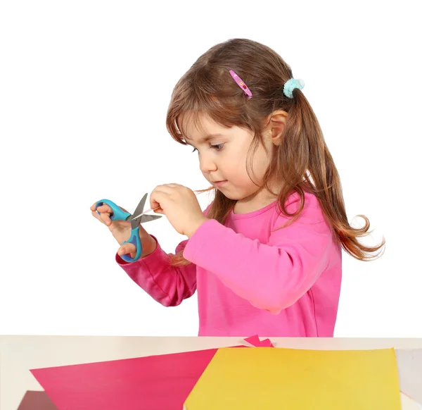 Маленькая девочка, делающая стрижку — стоковое фото