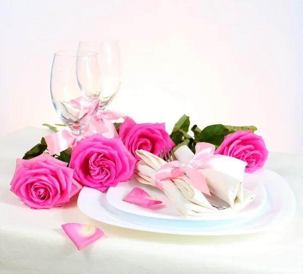 Arrangement für romantisches Dinner in rosa — Stockfoto