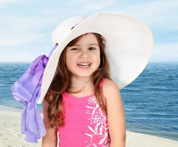 비치 모자 초상화에 어린 소녀 — 스톡 사진
