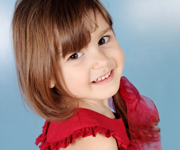 Küçük gülümseyen kız portre — Stok fotoğraf