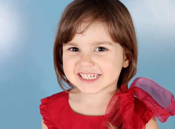 Küçük çocuk gülümseyen kız portre — Stok fotoğraf