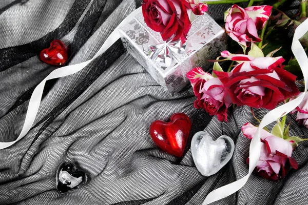 Walentynki-martwa natura z serca i róże — Zdjęcie stockowe