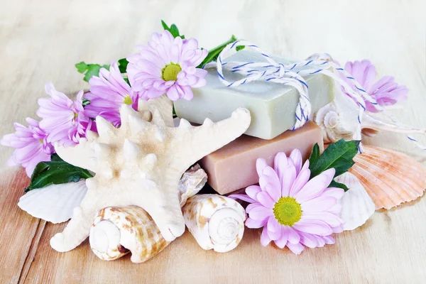 Luxus szappan, virágokkal és kagyló — Stock Fotó