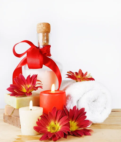 设置用鲜花和蜡烛的豪华洗浴用品 — 图库照片