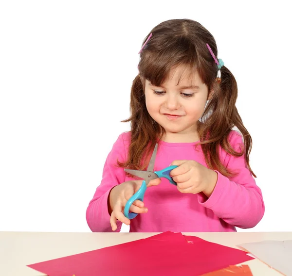 Pieni tyttö leikkaa saksilla — kuvapankkivalokuva
