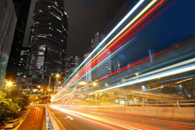 gece de modern şehir trafiği