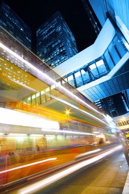 gece de modern şehir trafiği