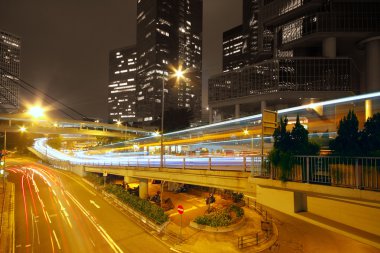 gece de modern şehir trafiği