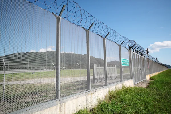 Palisade auf grün-gelber Wiese — Stockfoto