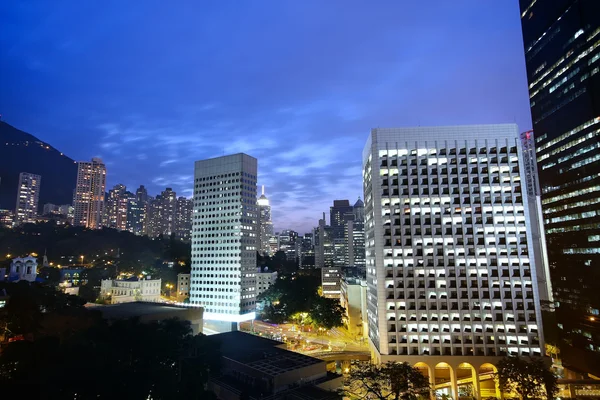 Kantoorgebouw in de nacht in hong kong — Stockfoto