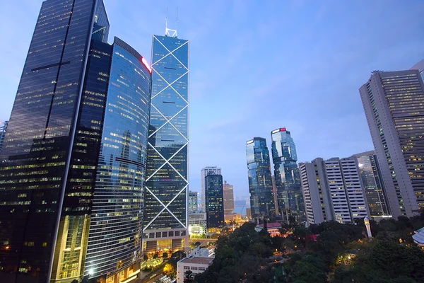 Офисное здание ночью в Гонконге — стоковое фото