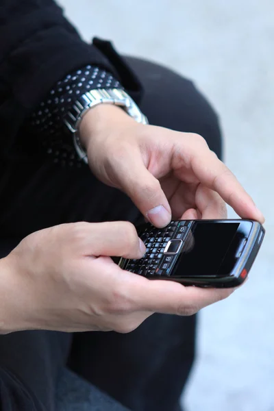 Мобильный телефон в руке человека — стоковое фото
