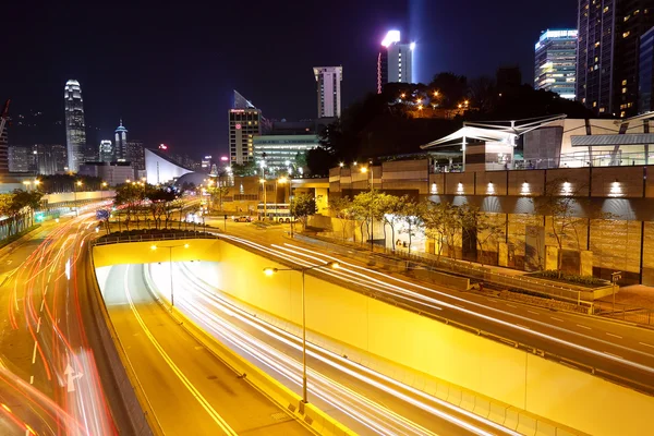 Moderne stad traffic's nachts — Stockfoto