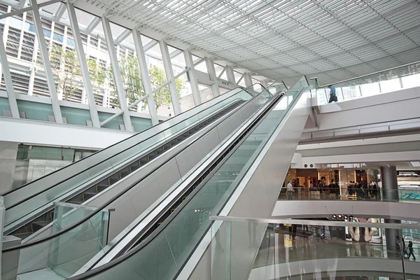 Alışveriş merkezinde yürüyen merdiven. — Stok fotoğraf
