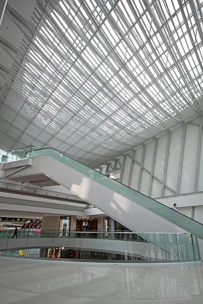 Κυλιόμενες σκάλες στο εμπορικό κέντρο — Φωτογραφία Αρχείου